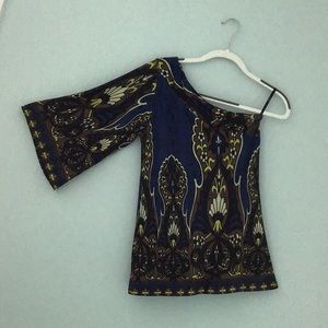 Of the shoulder Analili shirt.